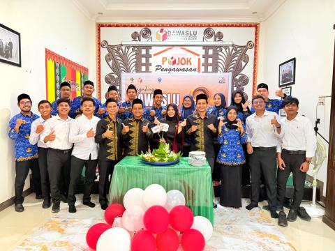 Delapan Tahun Mengawal Demokrasi, Bawaslu Kota Banda Aceh Gelar Doa Bersama dan Santunan Anak Yatim