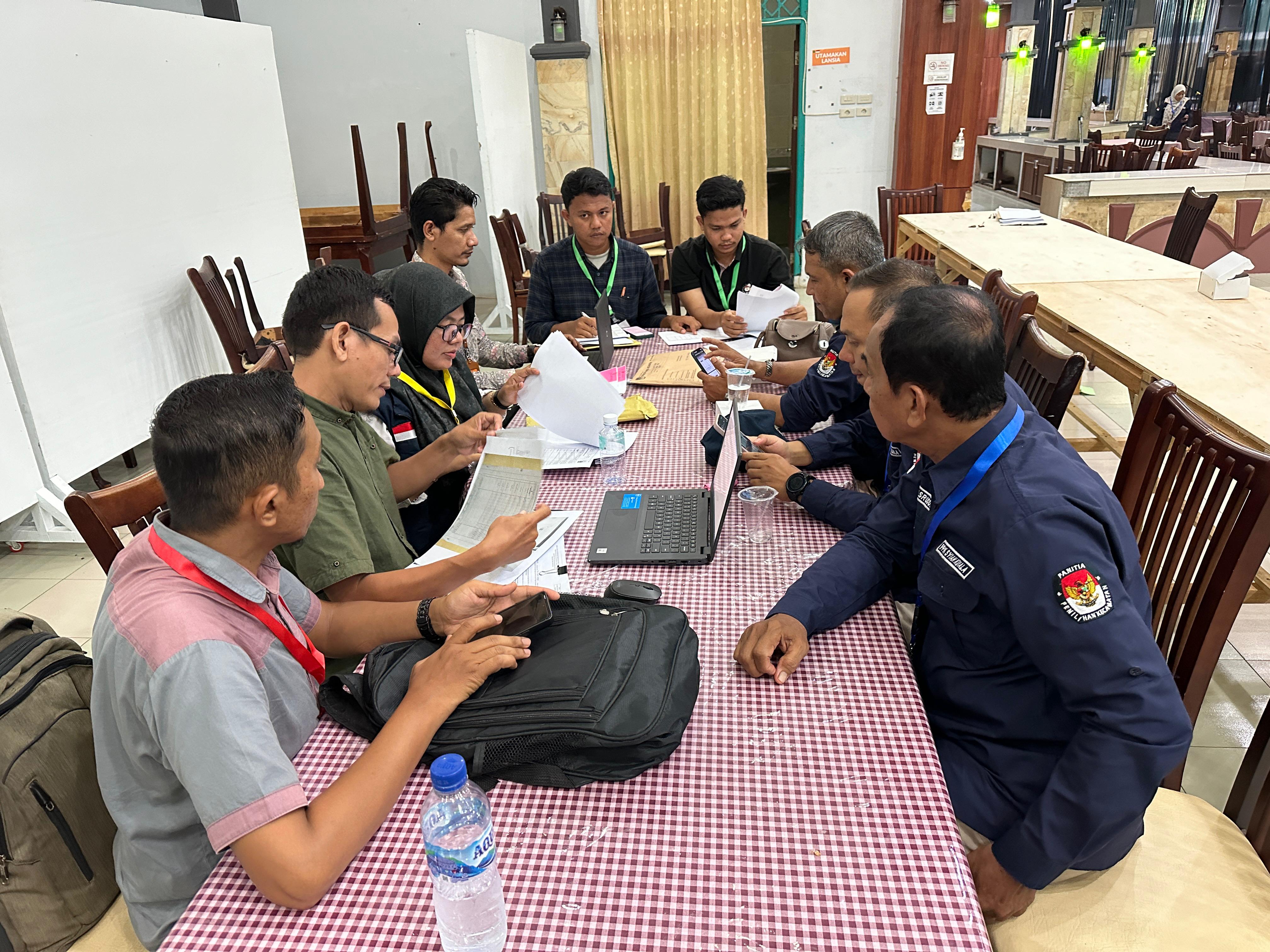 Panwaslih Kota Banda Aceh sedang menangani dugaan pelanggaran administrasi di Aula Asrama Haji Embarkasi Kota Banda Aceh disela sela mengikuti pengawasan rekapitulasi suara tingkat Kota Banda Aceh