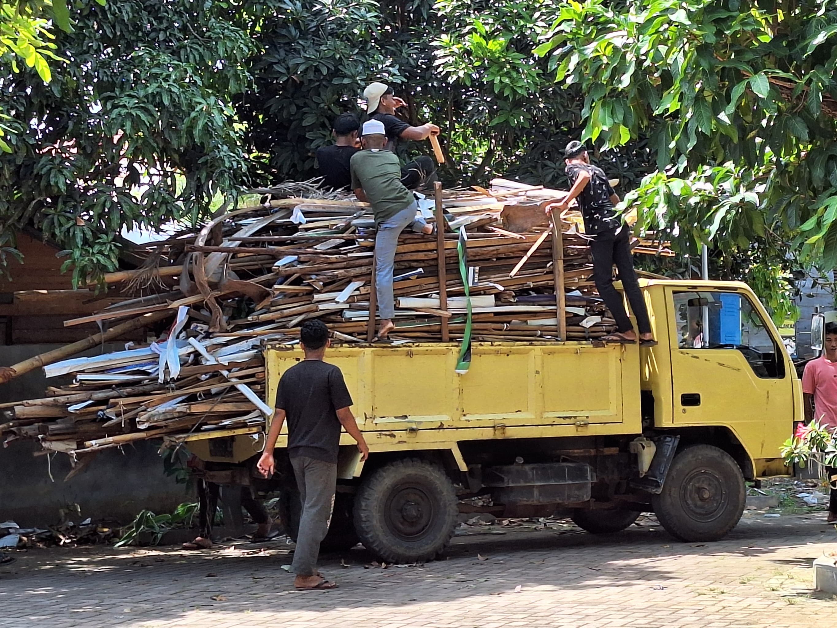 Pengangkutan Kayu Bekas Alat Peraga Kampanye (APK) Hasil dari Penertiban Pada Pemilu 2024, oleh tim dari Dayah Markaz Al-Islah Al-Aziziah Lueng Bata