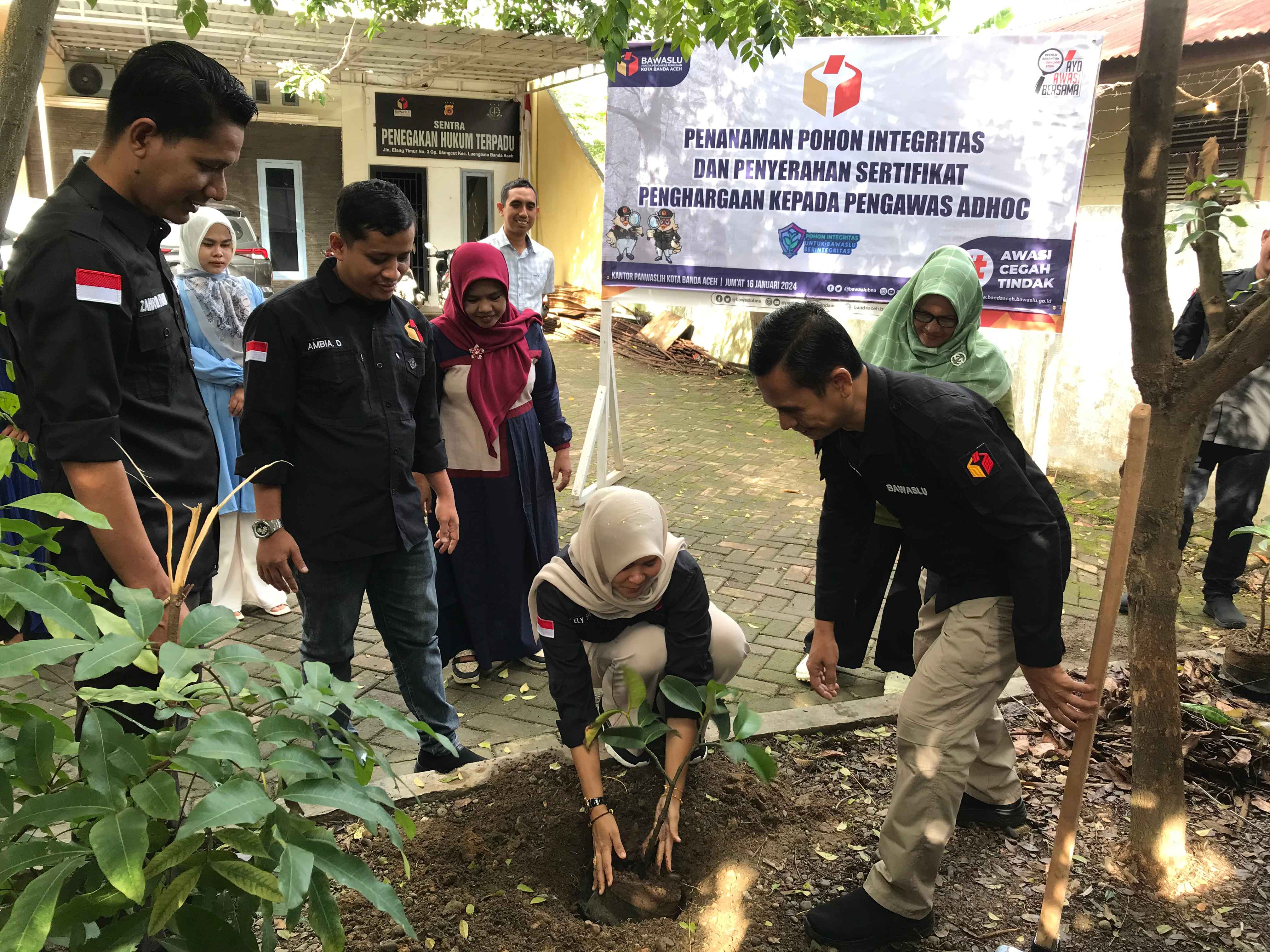 Penanaman Pohon Integritas oleh Ketua Bawaslu Kota Banda Aceh di Halaman Kantor Bawaslu Kota Banda Aceh