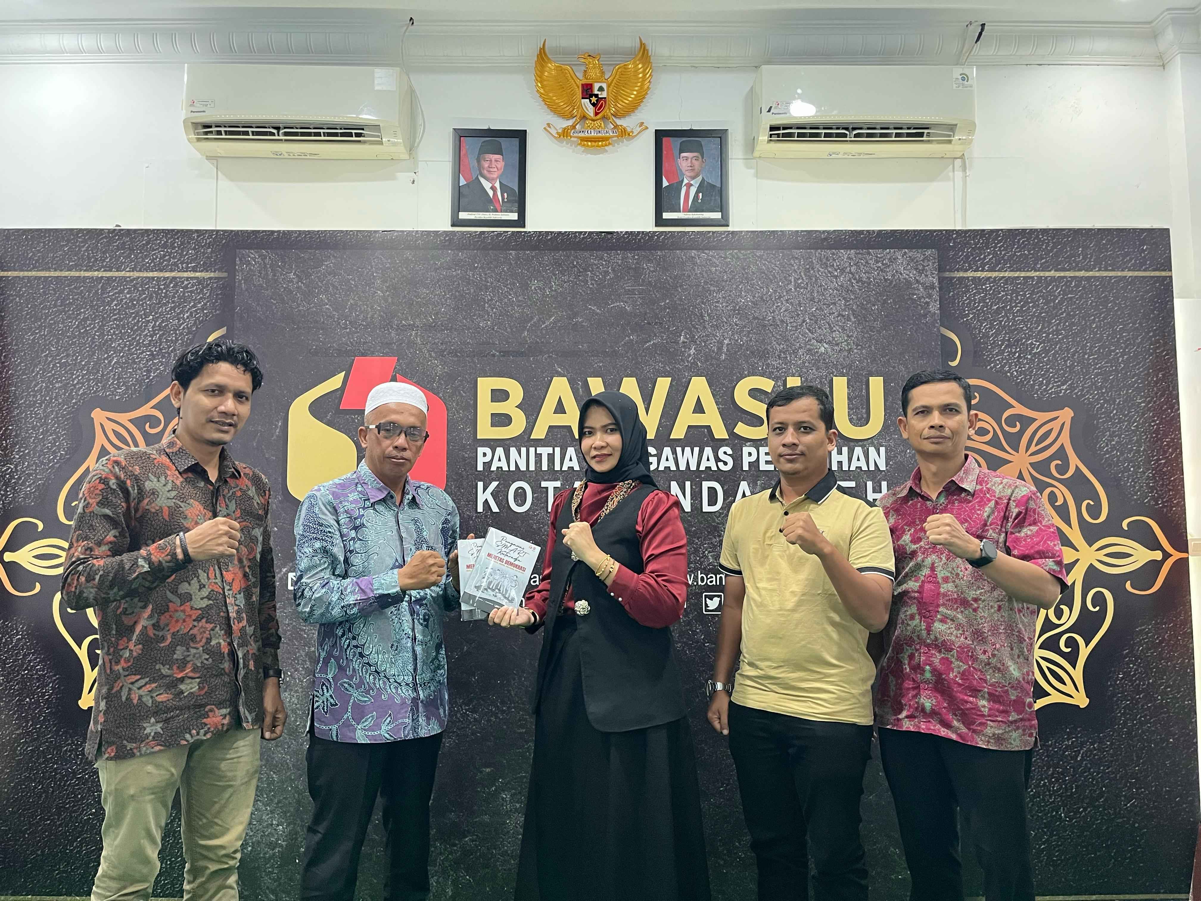 Bawaslu Kota Banda Aceh Gelar Kegiatan Fasilitasi Pembinaan dan Penguatan Kelembagaan: Luncurkan Buku “Pengawasan Smart Koetaradja” Sebagai Refleksi Kinerja Pengawasan Pemilu 2024