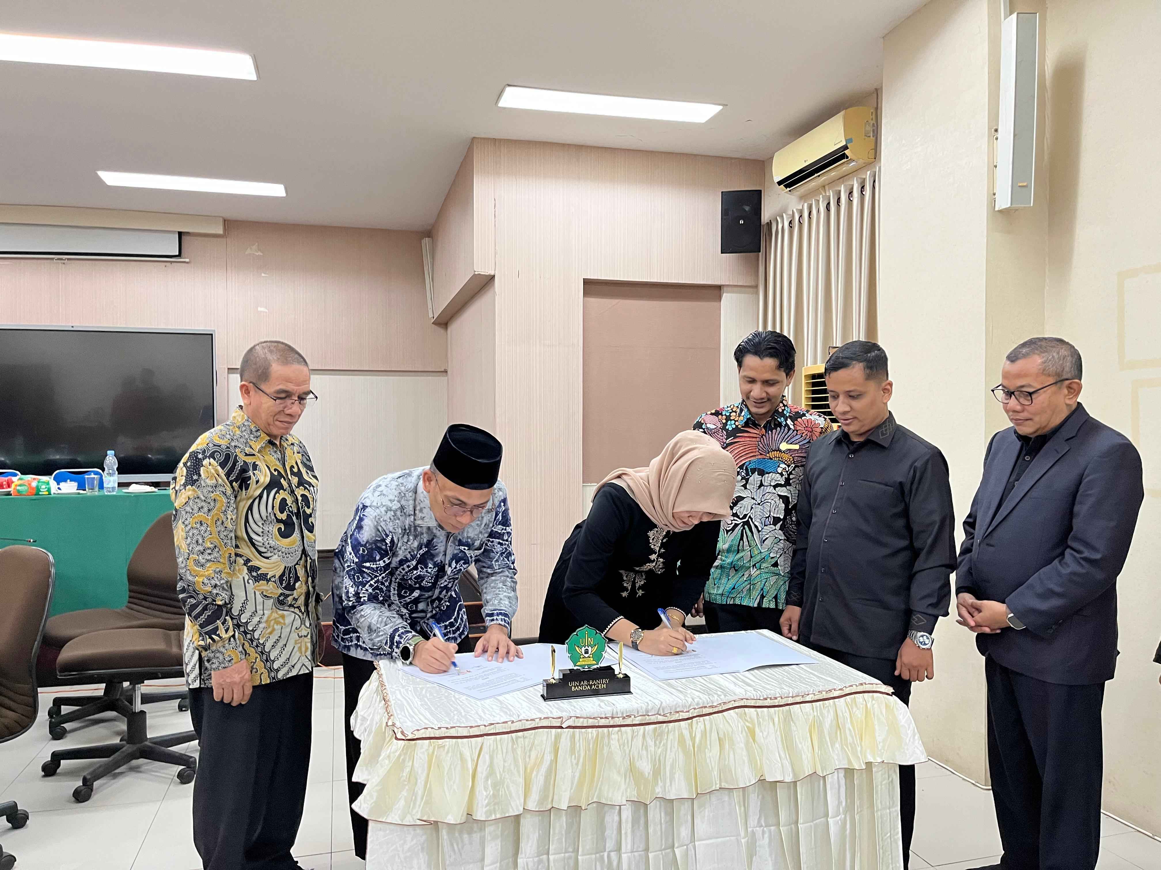 Kampus dan Pengawas Pemilu Bersinergi: MoA FSH UIN Ar-Raniry dengan Bawaslu Kota Banda Aceh Diresmikan
