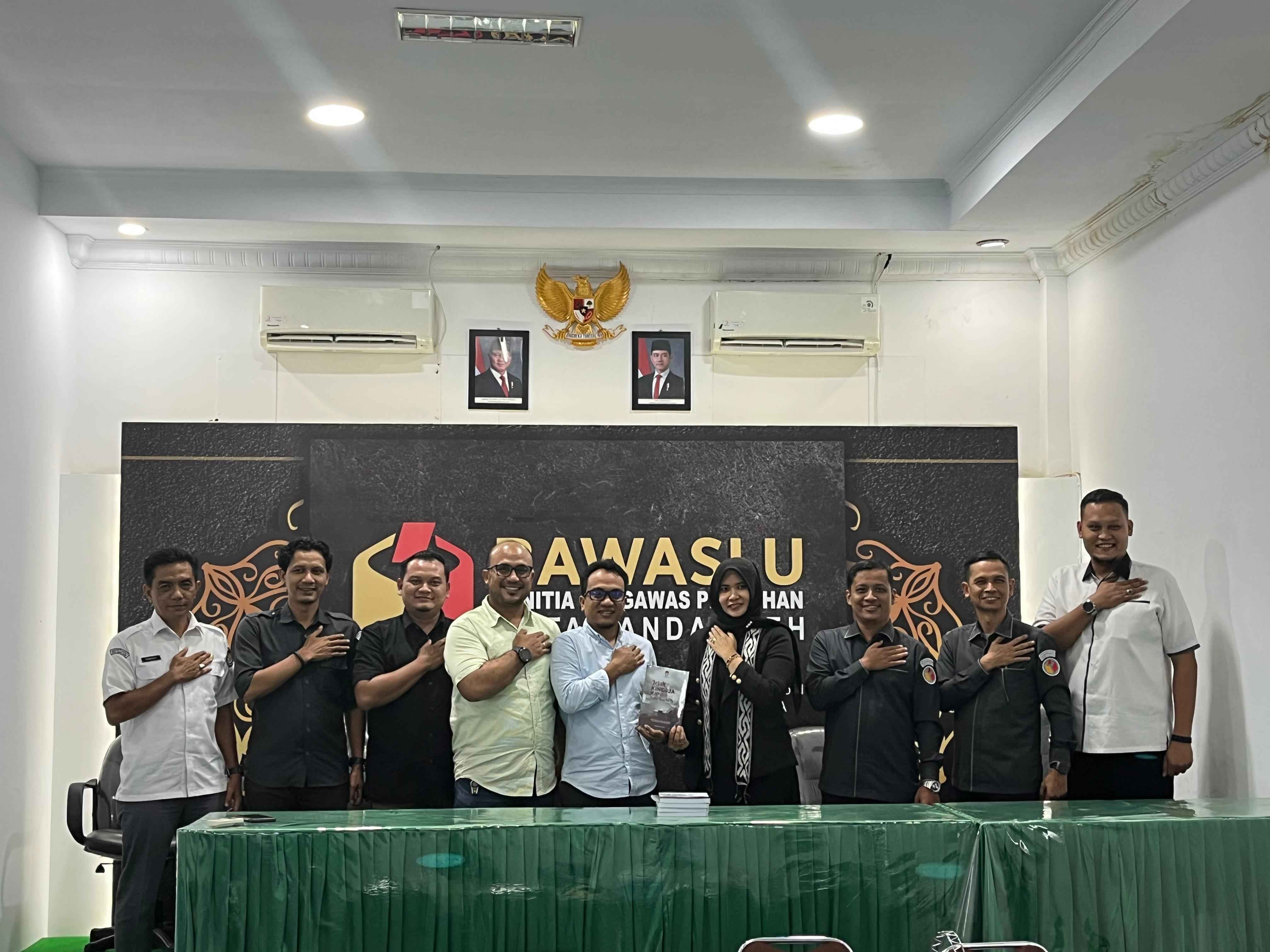 Silaturahmi Kelembagaan : Bawaslu Kota Banda Aceh Terima Buku Jejak Kinerja dari KIP Banda Aceh 