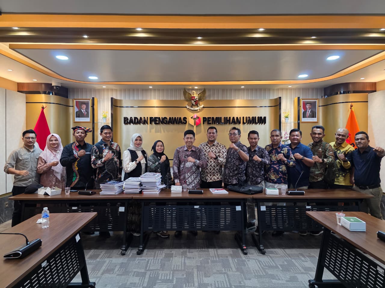 Bawaslu Kota Banda Aceh Serahkan Laporan Pengutan Kelembagaan Pengawas Pemilu Tahun 2025 kepada Bawaslu RI