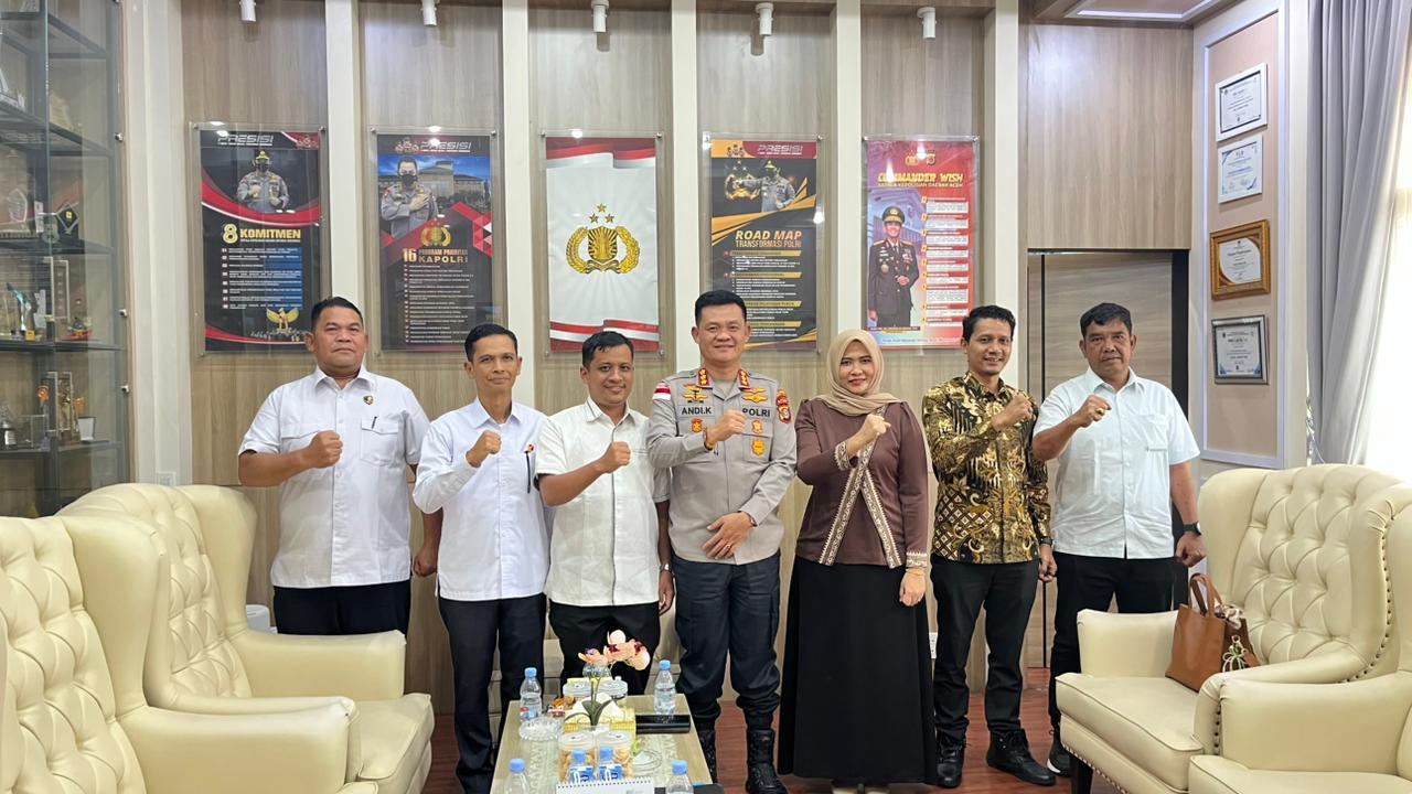Bawaslu Kota Banda Aceh melaksanakan audiensi dan silaturahmi bersama Kapolresta Banda Aceh, Kombes Pol Andi Kirana, S.I.K., M.H., dalam rangka memperkuat sinergi pengawasan pemilu di Kota Banda Aceh.  Kegiatan ini menjadi bagian dari upaya membangun koor