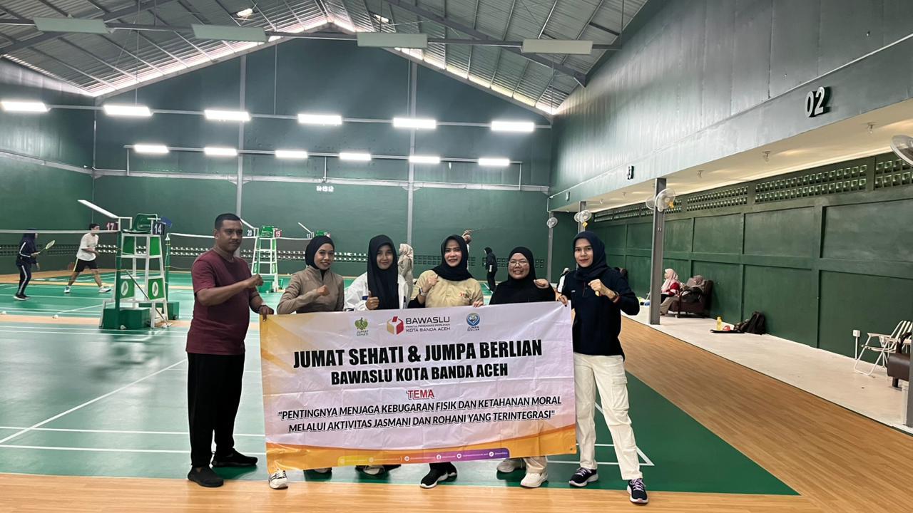 Jumat Sehati, Bawaslu Kota Banda Aceh Gelar Badminton Pagi Bersama