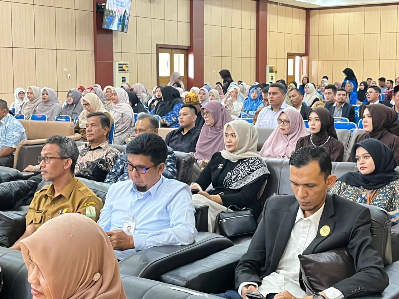 Ketua Bawaslu Kota Banda Aceh menghadiri Sidang Senat Terbuka dalam rangka Pengukuhan Guru Besar Universitas Bina Bangsa Getsempena (UBBG) yang berlangsung di Plenary Hall UBBG, Banda Aceh, pada Senin (4/5/2026).  Acara tersebut merupakan momen akademik penting bagi UBBG dengan dikukuhkannya dua Guru Besar, yakni Prof. Dr. Sariakin, S.Pd., M.Pd dalam bidang Ilmu Manajemen Pendidikan serta Prof. Dr. Rita Novita, S.Pd., M.Pd dalam bidang Ilmu Pendidikan Matematika.  Kehadiran Ketua Bawaslu Kota Banda Aceh men