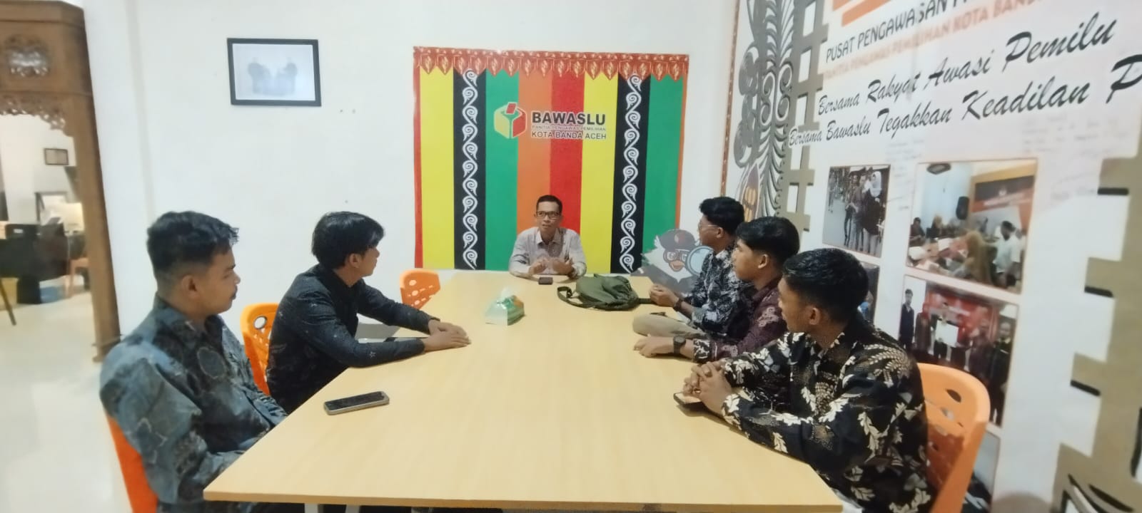 Koordinator Sekretariat Bawaslu Kota Banda Aceh Berikan Pembekalan kepada Mahasiswa Magang FISIP UIN Ar-Raniry