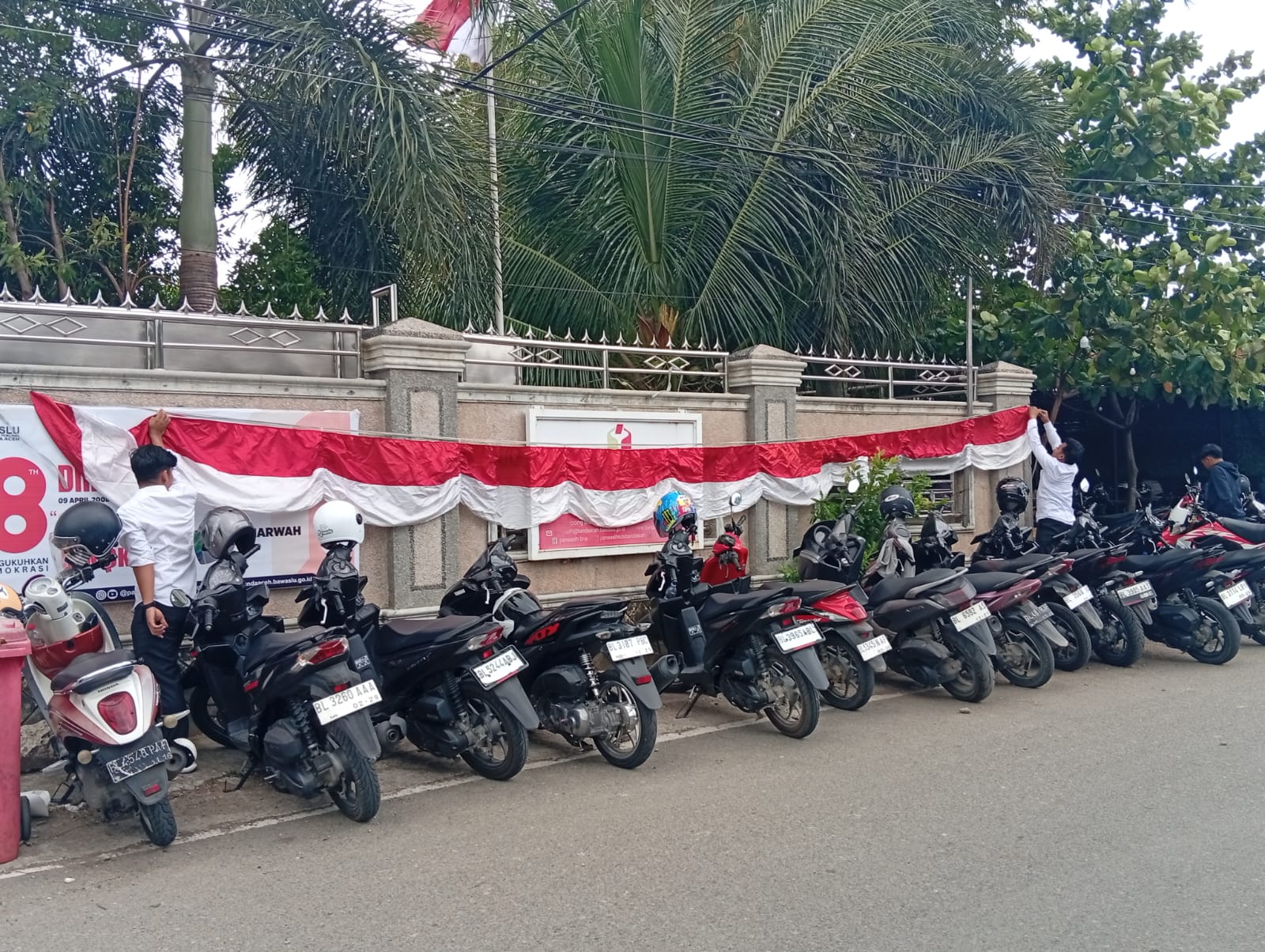 Sambut HUT Ke-81 Kemerdekan RI, Bawaslu Kota Banda Aceh Semarakkan Kantor dengan Bendera Merah Putih