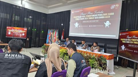 Ketua dan Anggota Panwaslih Kota Banda Aceh melaksanakan pengawasan rapat pleno rekapitulasi suara tingkat Kota Banda Aceh 
