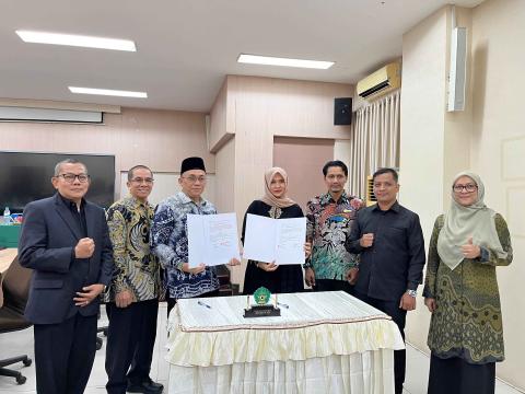 Penandatangan MoA Bawaslu Kota Banda Aceh dan FSH UIN Ar Raniry 