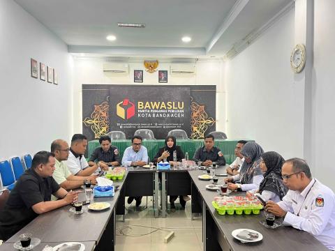 Silaturahmi Kelembagaan : Bawaslu Kota Banda Aceh Terima Buku Jejak Kinerja dari KIP Banda Aceh 