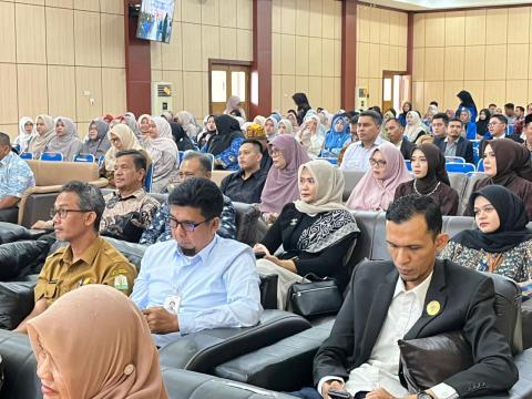 Ketua Bawaslu Kota Banda Aceh menghadiri Sidang Senat Terbuka dalam rangka Pengukuhan Guru Besar Universitas Bina Bangsa Getsempena (UBBG) yang berlangsung di Plenary Hall UBBG, Banda Aceh, pada Senin (4/5/2026).  Acara tersebut merupakan momen akademik penting bagi UBBG dengan dikukuhkannya dua Guru Besar, yakni Prof. Dr. Sariakin, S.Pd., M.Pd dalam bidang Ilmu Manajemen Pendidikan serta Prof. Dr. Rita Novita, S.Pd., M.Pd dalam bidang Ilmu Pendidikan Matematika.  Kehadiran Ketua Bawaslu Kota Banda Aceh men