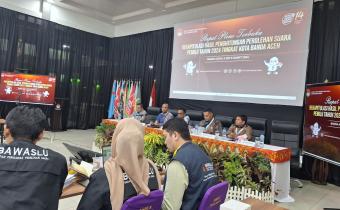 Ketua dan Anggota Panwaslih Kota Banda Aceh melaksanakan pengawasan rapat pleno rekapitulasi suara tingkat Kota Banda Aceh 