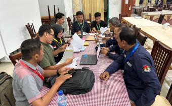Panwaslih Kota Banda Aceh sedang menangani dugaan pelanggaran administrasi di Aula Asrama Haji Embarkasi Kota Banda Aceh disela sela mengikuti pengawasan rekapitulasi suara tingkat Kota Banda Aceh