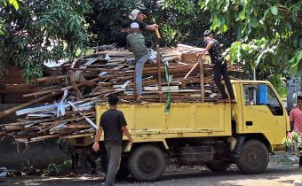 Pengangkutan Kayu Bekas Alat Peraga Kampanye (APK) Hasil dari Penertiban Pada Pemilu 2024, oleh tim dari Dayah Markaz Al-Islah Al-Aziziah Lueng Bata