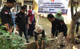 Penanaman Pohon Integritas oleh Ketua Bawaslu Kota Banda Aceh di Halaman Kantor Bawaslu Kota Banda Aceh