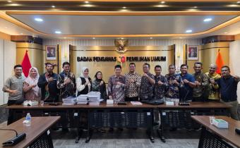 Bawaslu Kota Banda Aceh Serahkan Laporan Pengutan Kelembagaan Pengawas Pemilu Tahun 2025 kepada Bawaslu RI