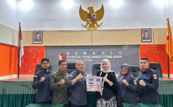 Bawaslu Kota Banda Aceh Serahkan Laporan Layanan Informasi Publik Tahun 2025 kepada Bawaslu Provinsi Aceh