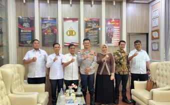 Bawaslu Kota Banda Aceh melaksanakan audiensi dan silaturahmi bersama Kapolresta Banda Aceh, Kombes Pol Andi Kirana, S.I.K., M.H., dalam rangka memperkuat sinergi pengawasan pemilu di Kota Banda Aceh.  Kegiatan ini menjadi bagian dari upaya membangun koor