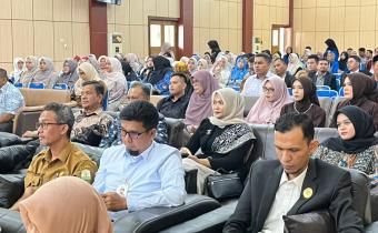 Ketua Bawaslu Kota Banda Aceh menghadiri Sidang Senat Terbuka dalam rangka Pengukuhan Guru Besar Universitas Bina Bangsa Getsempena (UBBG) yang berlangsung di Plenary Hall UBBG, Banda Aceh, pada Senin (4/5/2026).  Acara tersebut merupakan momen akademik penting bagi UBBG dengan dikukuhkannya dua Guru Besar, yakni Prof. Dr. Sariakin, S.Pd., M.Pd dalam bidang Ilmu Manajemen Pendidikan serta Prof. Dr. Rita Novita, S.Pd., M.Pd dalam bidang Ilmu Pendidikan Matematika.  Kehadiran Ketua Bawaslu Kota Banda Aceh men