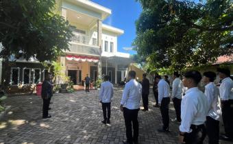 Apel Senin, Bawaslu Kota Banda Aceh Perkuat Disiplin dan Kebersamaan Bersama Mahasiswa Magang