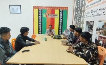Koordinator Sekretariat Bawaslu Kota Banda Aceh Berikan Pembekalan kepada Mahasiswa Magang FISIP UIN Ar-Raniry