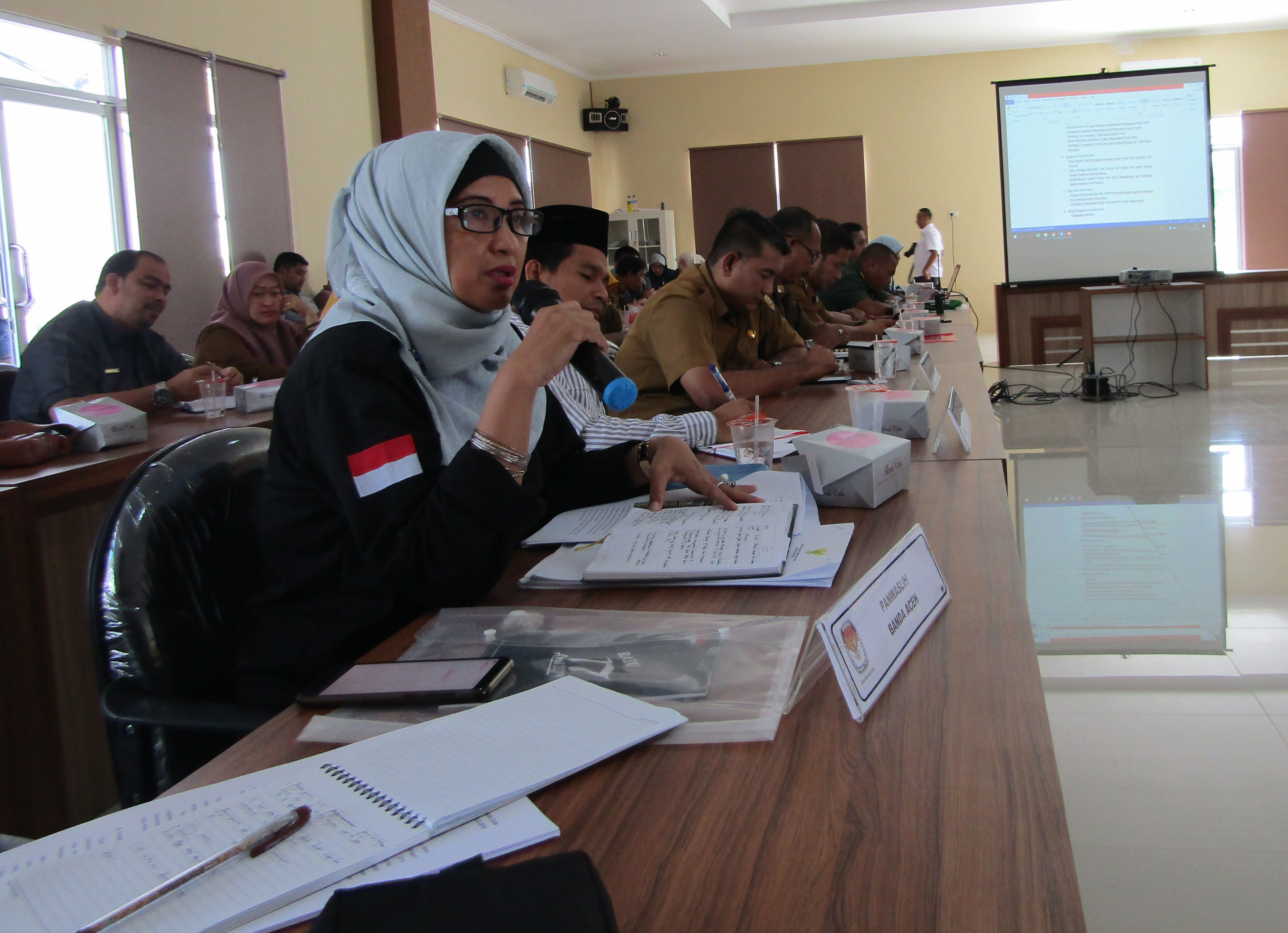 Keterangan foto Ketua Panwaslih Kota Banda Aceh, Afrida, menghadiri undangan Komisi Independen Pemilihan (KIP) Kota Banda Aceh, dan memberikan pandangan dalam rapat koordinasi dengan instansi terkait pengamanan logistik Pemilu tahun 2019.