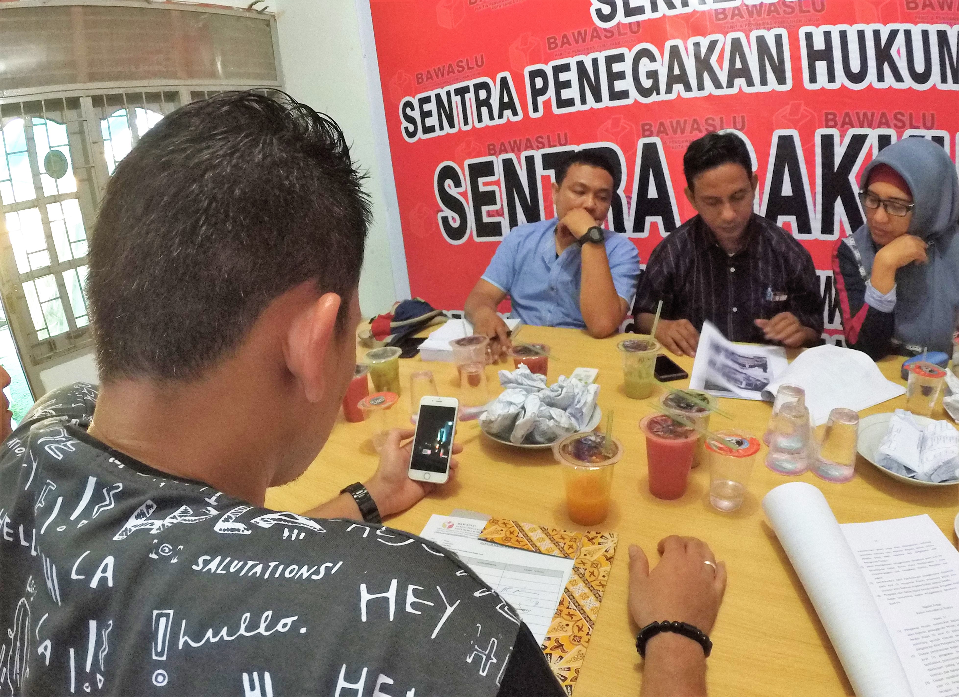 Keterangan foto Sentra Penegak Hukum Terpadu (Gakkumdu) Banda Aceh sedang mengkaji vidoe dan foto dari pelapor berkaitan dugaan pelanggaran Pemilu, yang dilakukan seorang calon legislatif dari salah satu partai politik. 