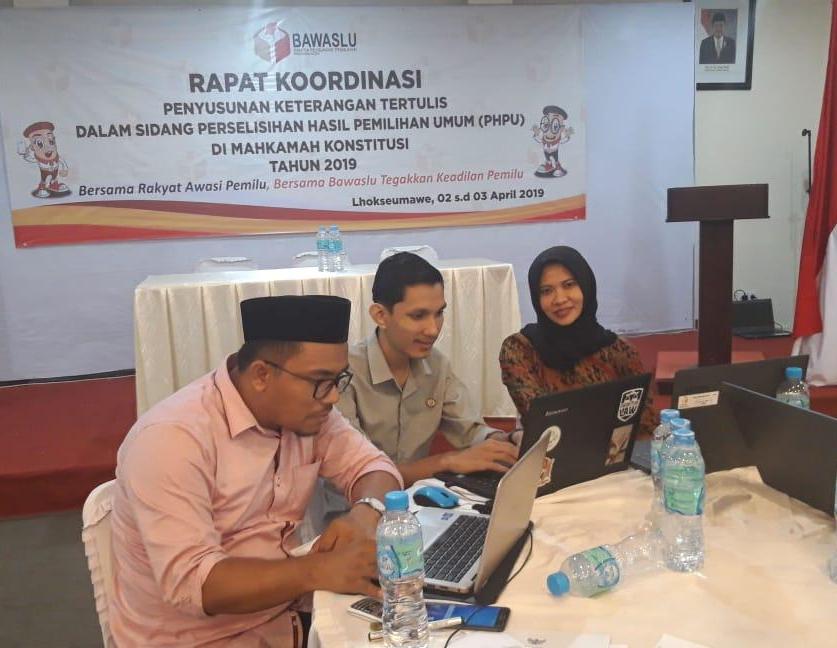Keterangan foto: Komisioner Panwaslih Kota Banda Aceh, Muhammad Yusuf Alqardawi dan Ely Safrida mengikuti rapat koordinasi penyusunan keterangan tertulis dalam sidang Perselisihan Hasil Pemilihan Umum (PHPU) di Mahkamah Konstitusi tahun 2019