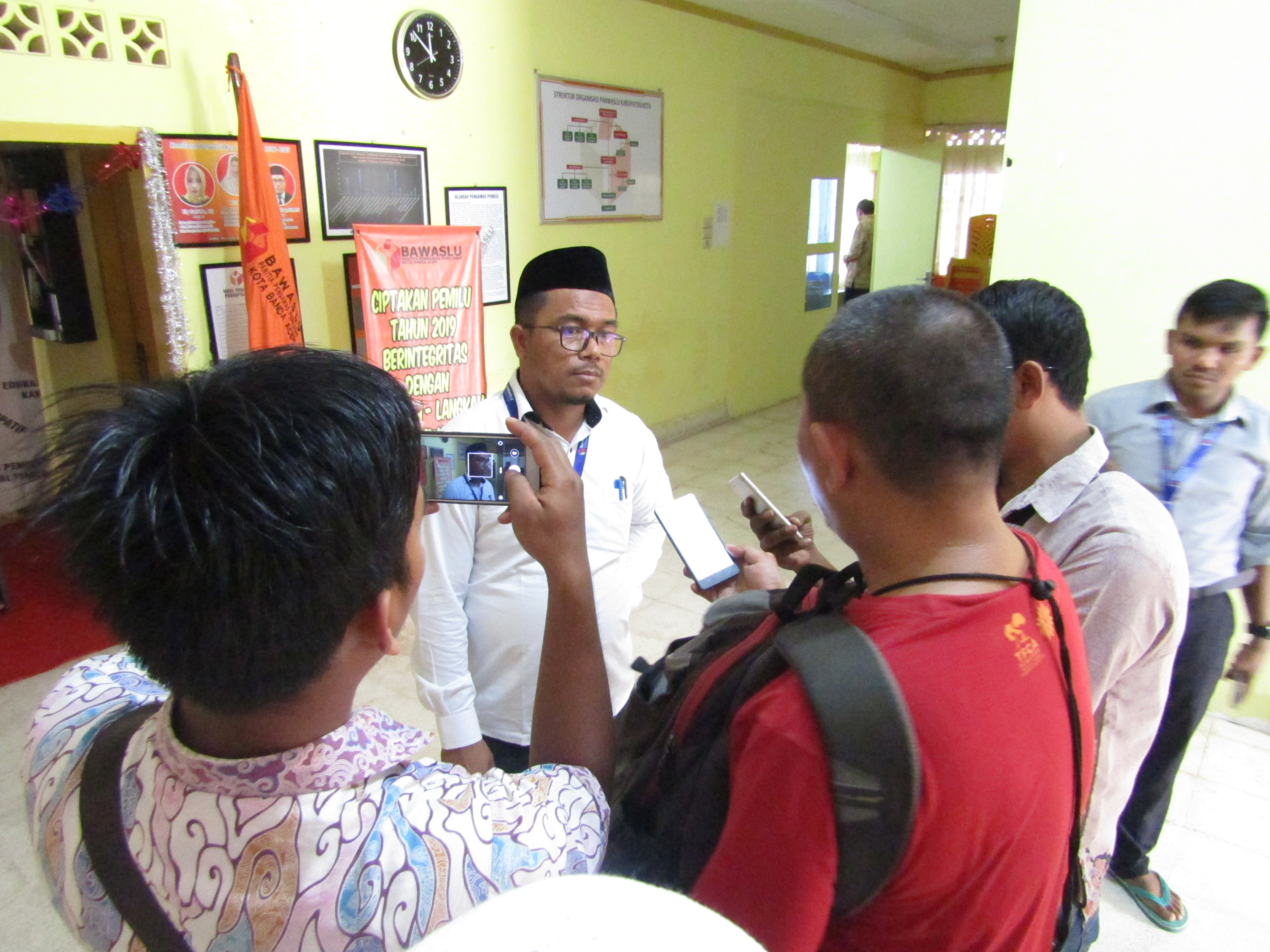 Keterangan foto Komisioner Panitia Pengawas Pemilu (Panwaslu) Kota Banda Aceh, Muhammad Yusuf Alqardawi selaku koordinator divisi penindakan pelanggaran sedang melayani pertanyaan para wartawan menyangkut aturan larangan kampanye.