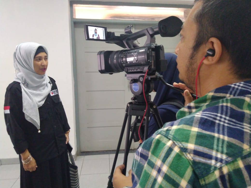 Wartawan Government Public Relation (GPR) TV Kementerian Komunikasi dan Informatika (Kemkominfo) melakukan wawancara dengan Ketua Panwaslih Kota Banda Aceh, Afrida berkaitan pengawasan Pemilu 2019